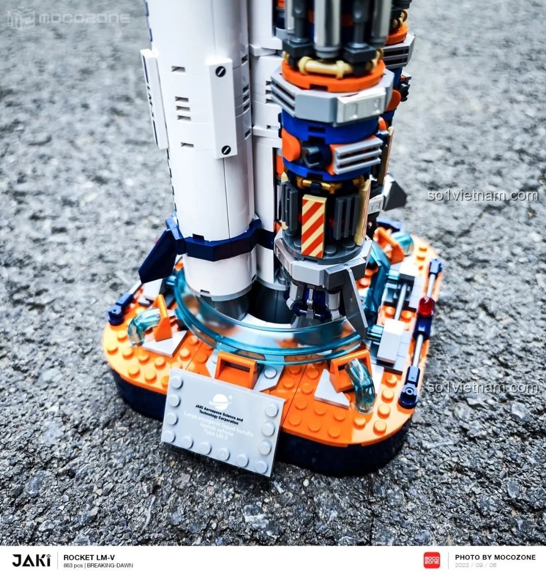 Cận cảnh bộ phận đẩy phụ của tên lửa JAKI JK8501 Tên lửa Bình Minh 5 chụp ngoài trời, với thiết kế trong suốt và các chi tiết màu sắc. Nhận xét JAKI JK8501.