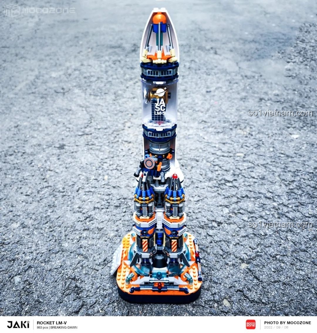 Toàn cảnh mô hình tên lửa JAKI JK8501 Tên lửa Bình Minh 5 chụp ngoài trời, thể hiện sự hoành tráng của mô hình. Nhận xét JAKI JK8501.