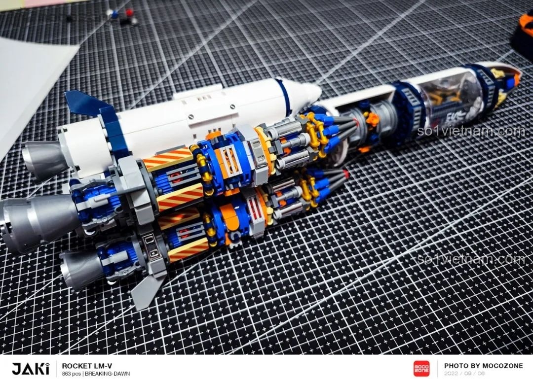 Tên lửa JAKI JK8501 Tên lửa Bình Minh 5 với cả hai bộ phận đẩy phụ đã được gắn, tạo nên một mô hình hoàn chỉnh và ấn tượng. Nhận xét JAKI JK8501.