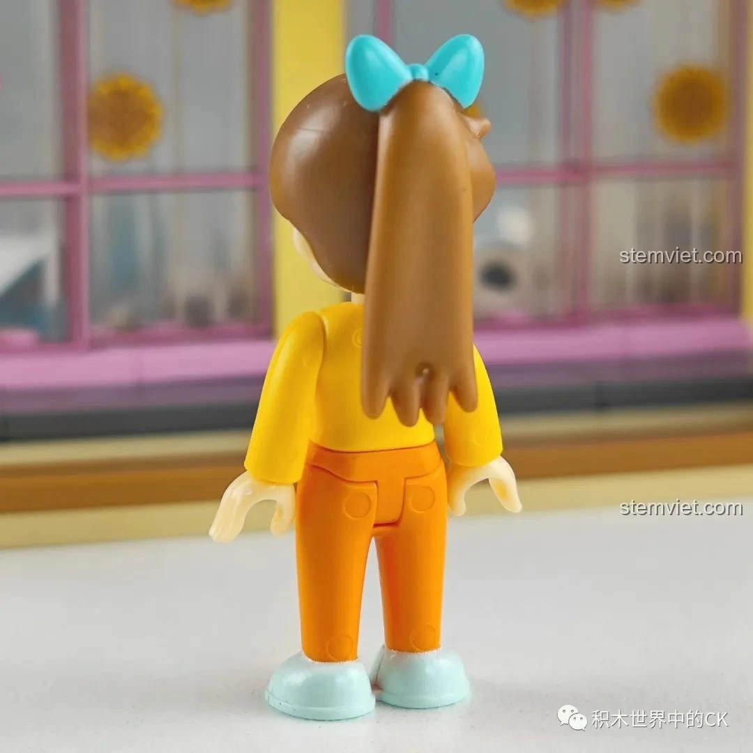 Mặt sau của minifigure cô giáo từ bộ đồ chơi mô hình 0611 hợp túi tiền, thể hiện chi tiết tóc và trang phục.