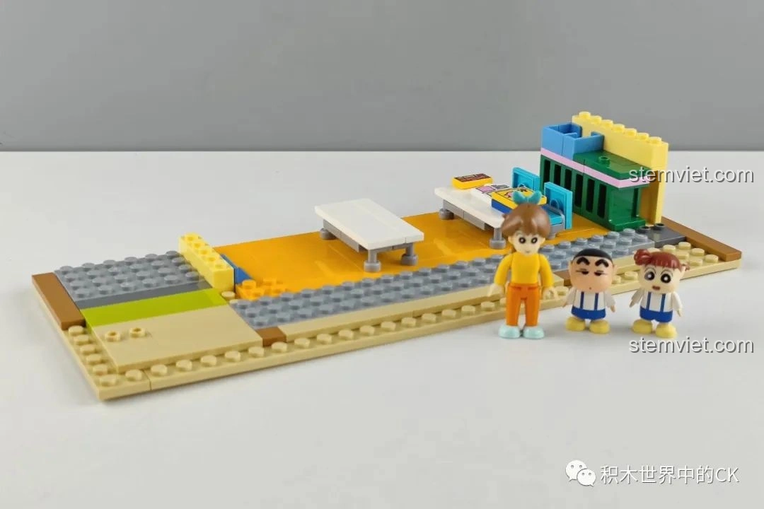 Giai đoạn đầu lắp ráp bộ khối lắp ghép Nhà Trẻ Song Diệp Crayon Shin-chan cho bé trai 6+, với đế và các minifigures.