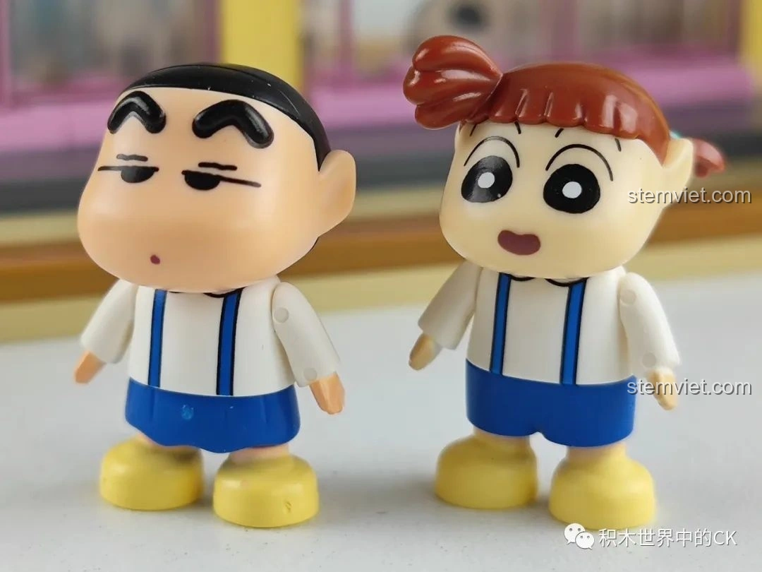 Cận cảnh minifigures Shin-chan và Nene trong bộ đồ chơi lắp ráp Keeppley 611 giá tốt, với biểu cảm và trang phục đặc trưng.