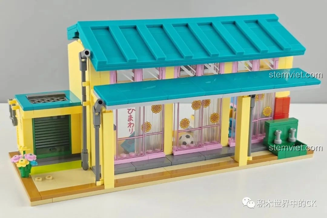 Mô hình hoàn chỉnh của đồ chơi xây dựng Nhà trẻ Song Diệp cho 6+, với mái xanh và tường vàng nổi bật.