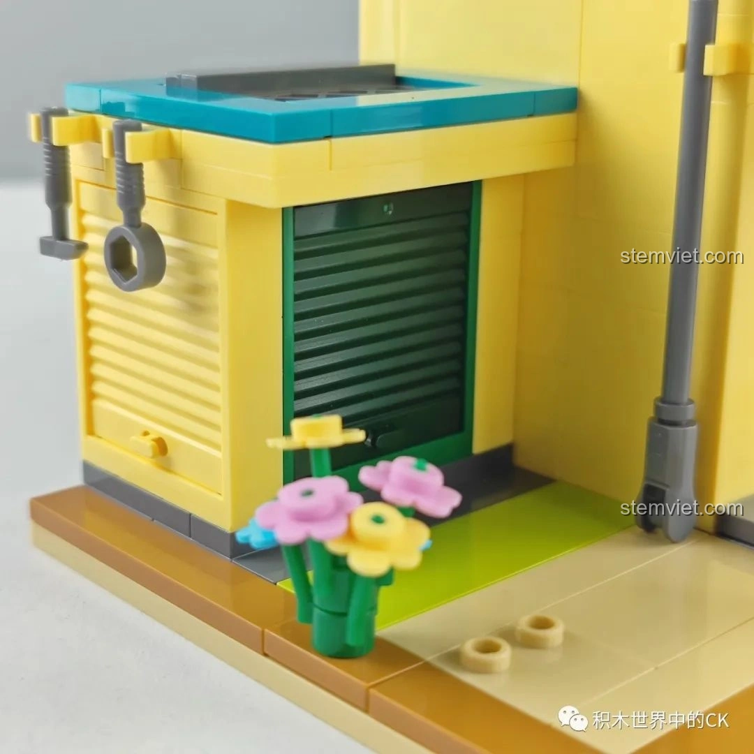 Nội thất bên trong khu vực cửa phụ của bộ đồ chơi 20611 đáng tiền, với thùng gỗ và các chi tiết sàn.