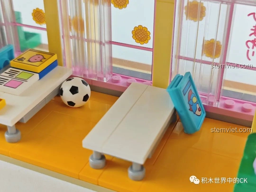 Khu vực tủ đồ và các chi tiết trang trí khác trong bộ lắp ghép Keeppley K20611 giá rẻ, làm phong phú thêm nội thất.