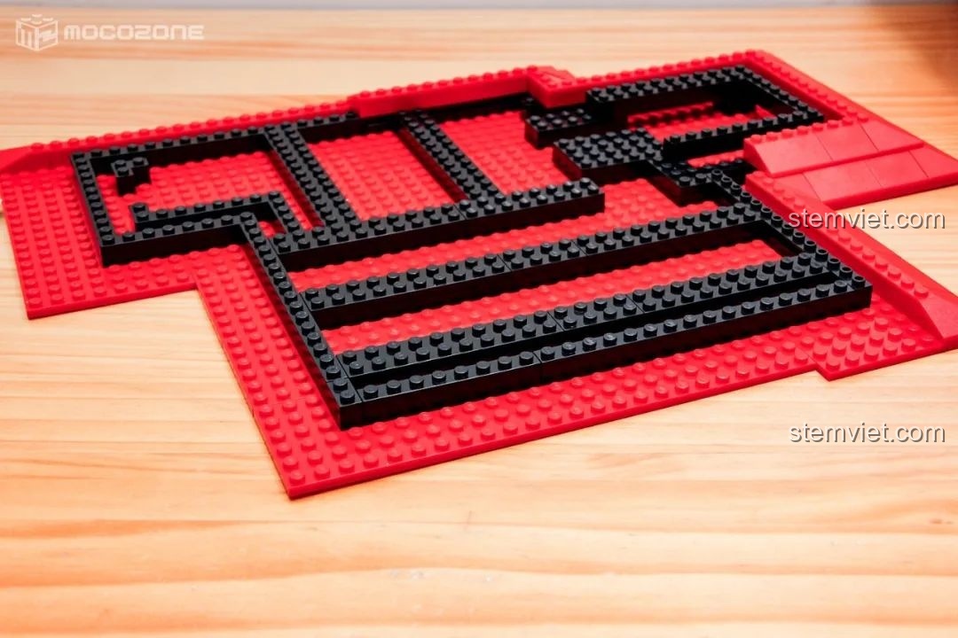 Quá trình lắp ráp phần móng của tầng hai trên các tấm nền màu đỏ, chuẩn bị cho các phòng ngủ và phòng làm việc.