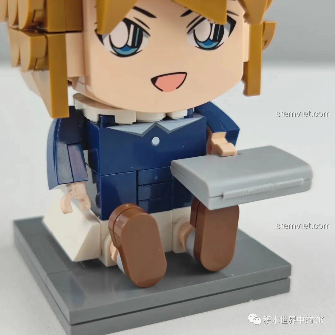 Cận cảnh đồ chơi xếp hình Keeppley K20704 Haibara Ai với laptop, nhận xét Keeppley K20701 Edogawa Conan.