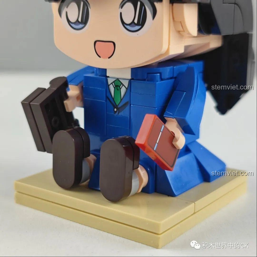 Cận cảnh đồ chơi xếp hình Keeppley K20702 Ran Mori với cặp sách và sách, nhận xét Keeppley K20701 Edogawa Conan.