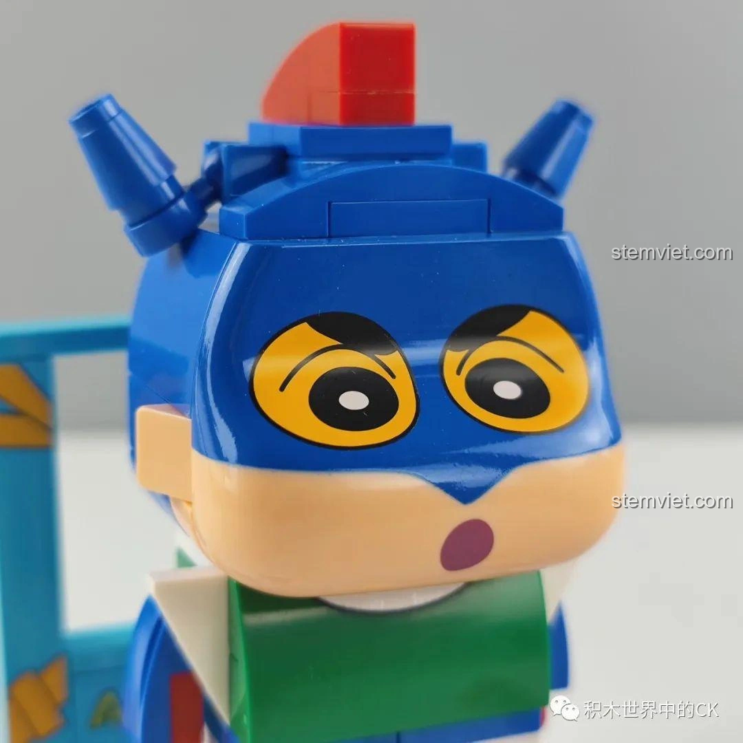 Cận cảnh khuôn mặt đồ chơi xếp hình Keeppley K20607 Shin-chan Siêu Nhân, nhận xét Keeppley K20701 Edogawa Conan.