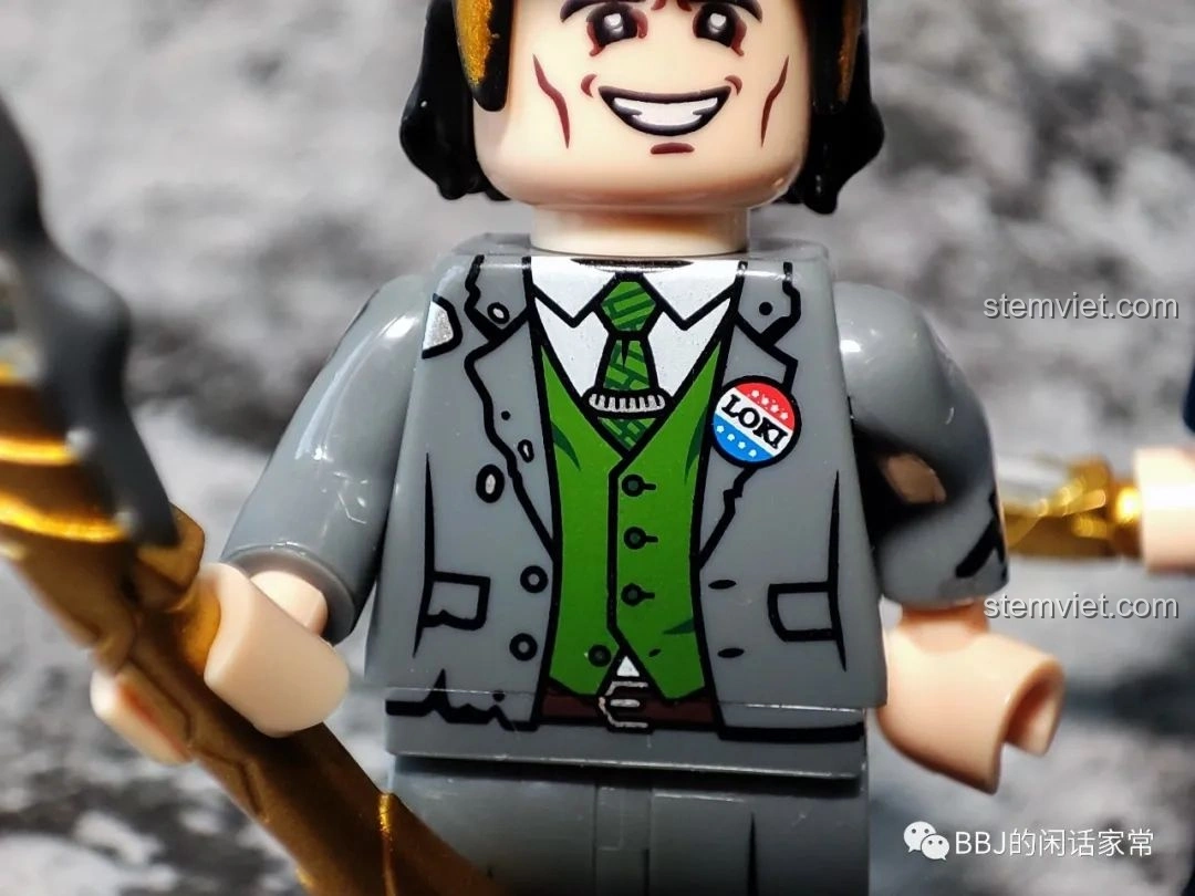 Mặt sau minifigure Loki KF1549 Kopf, không có in ấn phụ, thể hiện thiết kế cơ bản của đồ chơi lắp ráp Loki Marvel.