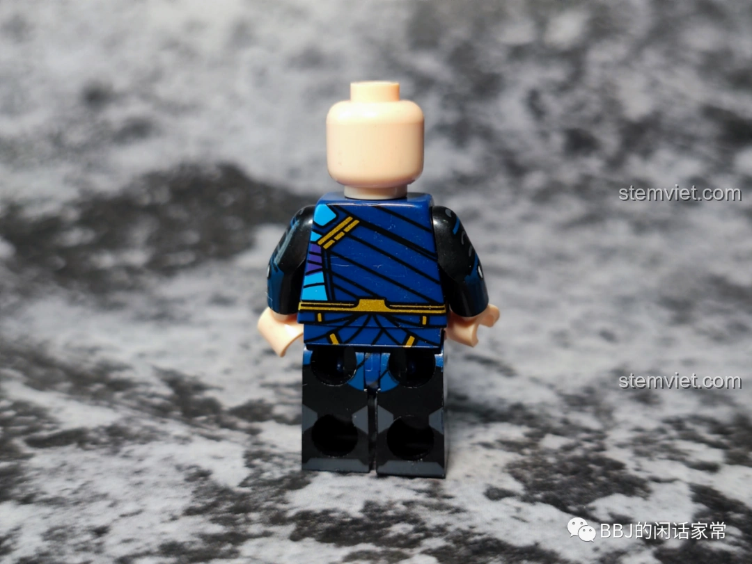 Mặt sau minifigure Loki KF1551 Kopf với chi tiết in trang phục, thể hiện sự tỉ mỉ của đồ chơi lắp ráp Loki Marvel.