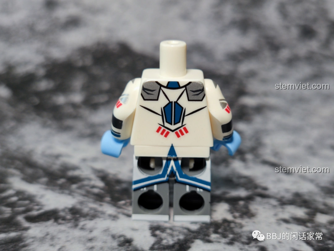 Cận cảnh khuôn mặt minifigure Loki KF1552 Kopf với đôi mắt đỏ và biểu cảm nghiêm nghị, review Kopf KF 6141 Nhân vật Loki.