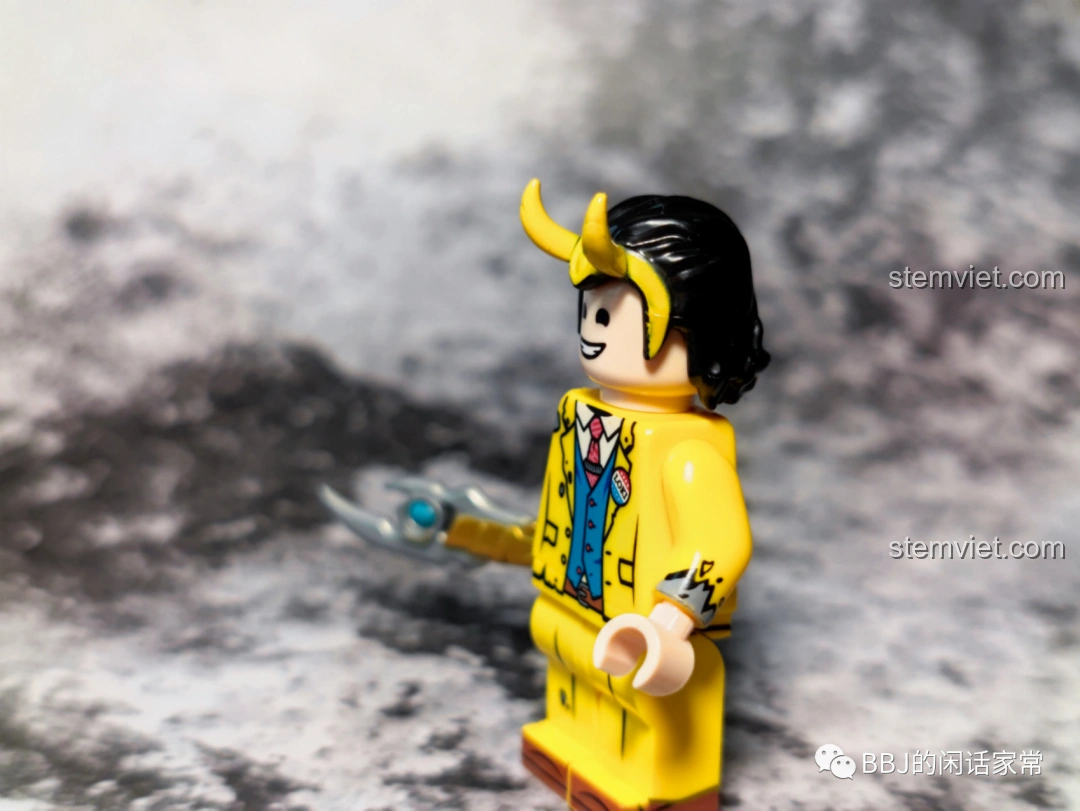 Góc nghiêng minifigure Loki KF1555 Kopf, cho thấy chi tiết in trên thân và cánh tay, bộ đồ chơi lắp ghép Loki Marvel.