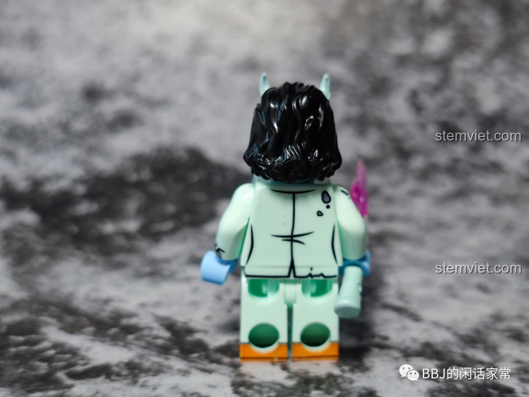 Mặt sau minifigure Loki KF1556 Kopf, không có in ấn phụ, thể hiện thiết kế cơ bản của đồ chơi lắp ráp Loki Marvel.