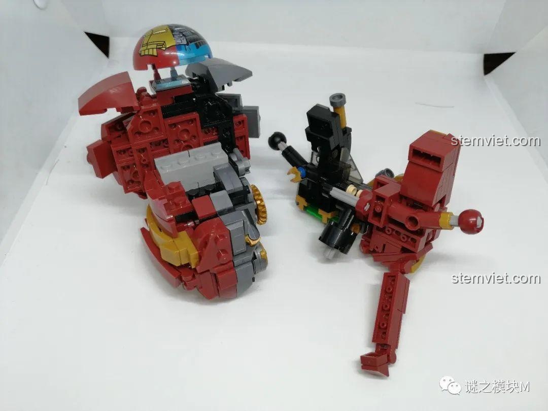 Mô hình Hulkbuster LW 2081 bị tách làm đôi, minh họa cho kết nối yếu giữa thân trên và dưới.