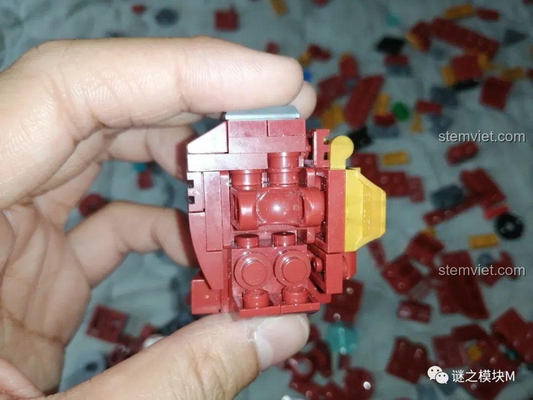 Cấu trúc bên trong của mô hình LW 2081 sử dụng nhiều chi tiết 1x1 nhỏ, gây khó khăn khi lắp ráp.