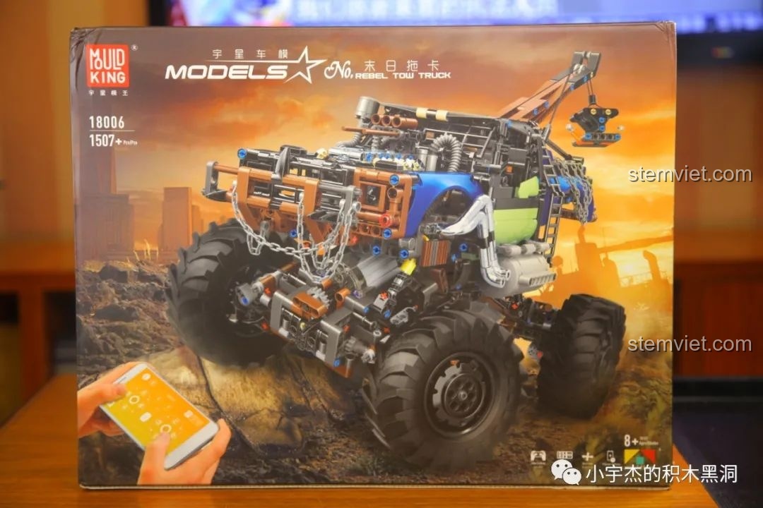 Hộp đồ chơi lắp ráp Mould King 18006 Xe Tải Kéo Nổi Loạn Hậu Tận Thế với hình ảnh mô hình hầm hố và thông số kỹ thuật.