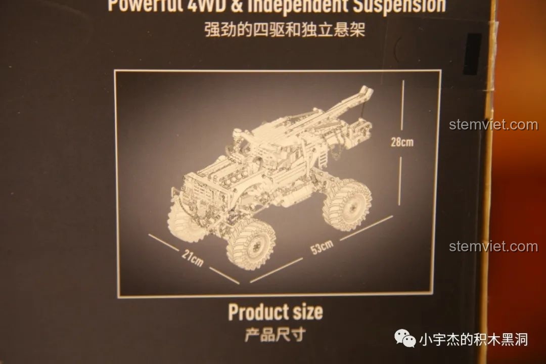 Cận cảnh kích thước sản phẩm hoàn thiện của Mould King 18006 Xe Tải Kéo Nổi Loạn Hậu Tận Thế trên hộp.
