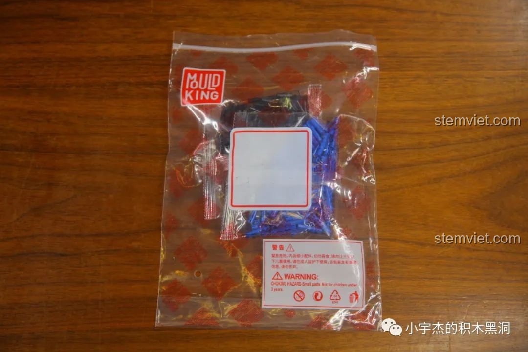 Túi chứa các chốt nối và chi tiết nhỏ của bộ Mould King 18006 Xe Tải Kéo Nổi Loạn Hậu Tận Thế, cần thiết cho lắp ráp.