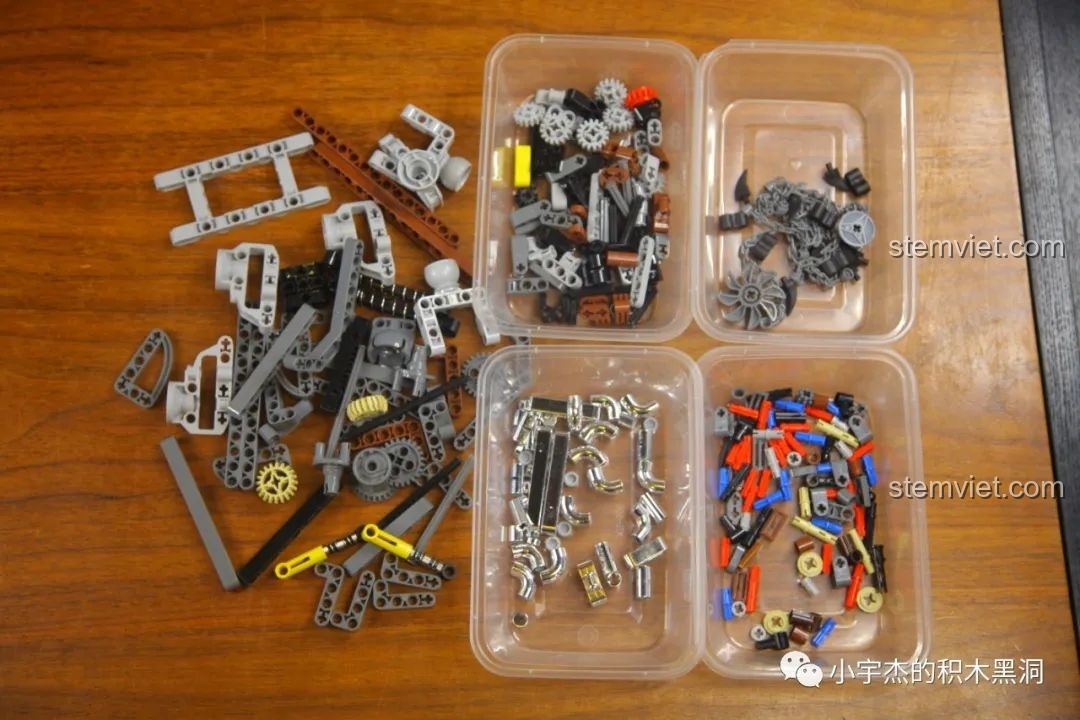 Các mảnh ghép của túi số 1 được phân loại vào hộp nhỏ, chuẩn bị cho quá trình lắp ráp Mould King 18006 Xe Tải Kéo Nổi Loạn Hậu Tận Thế.