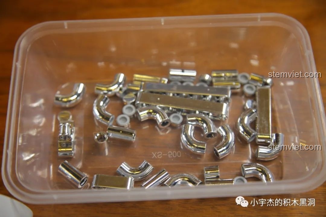 Các chi tiết mạ chrome bạc chất lượng cao của bộ Mould King 18006 Xe Tải Kéo Nổi Loạn Hậu Tận Thế, tăng tính thẩm mỹ.