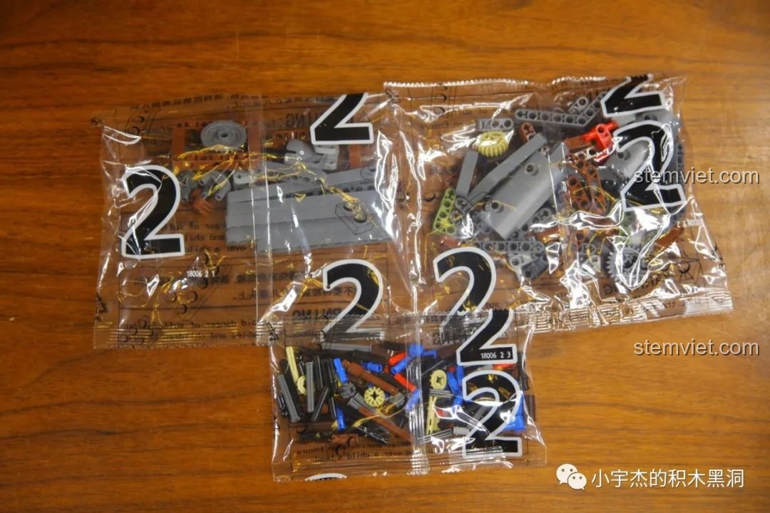 Khung gầm xe Mould King 18006 Xe Tải Kéo Nổi Loạn Hậu Tận Thế từ góc nhìn phía trước, cho thấy sự vững chắc.