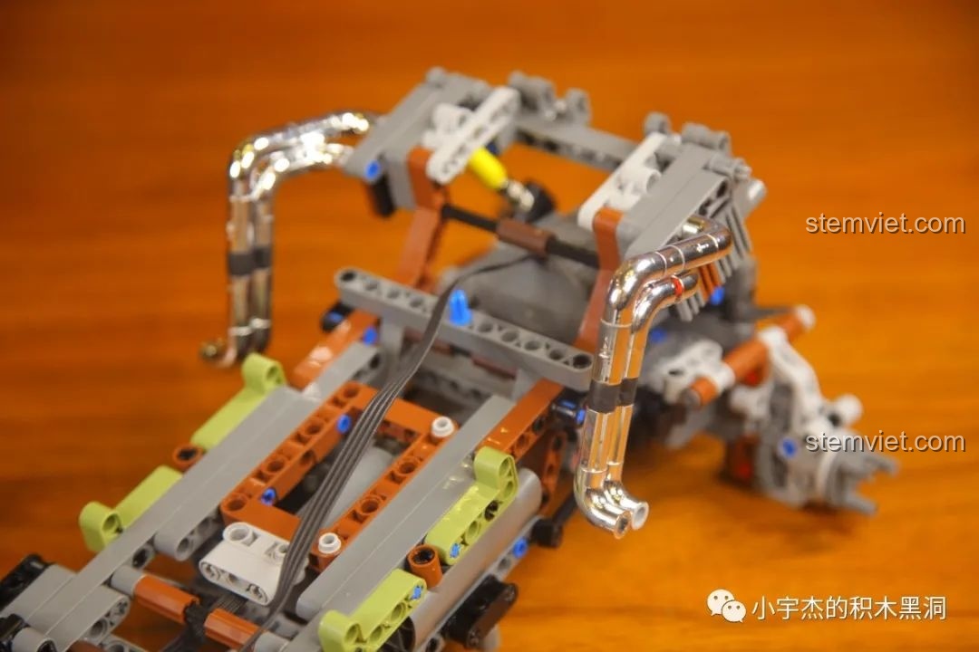 Các mảnh ghép từ túi số 2 của bộ Mould King 18006 Xe Tải Kéo Nổi Loạn Hậu Tận Thế, sẵn sàng cho việc lắp ráp thân xe.