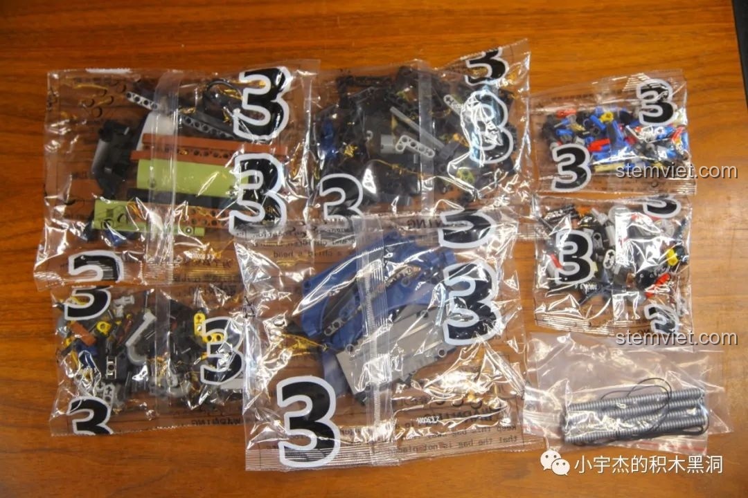 Thân xe Mould King 18006 Xe Tải Kéo Nổi Loạn Hậu Tận Thế từ góc nhìn phía trước, với lưới tản nhiệt và đèn pha.