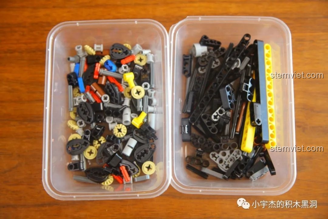 Động cơ đã được gắn vào thân xe của Mould King 18006 Xe Tải Kéo Nổi Loạn Hậu Tận Thế, tạo nên tổng thể mạnh mẽ.