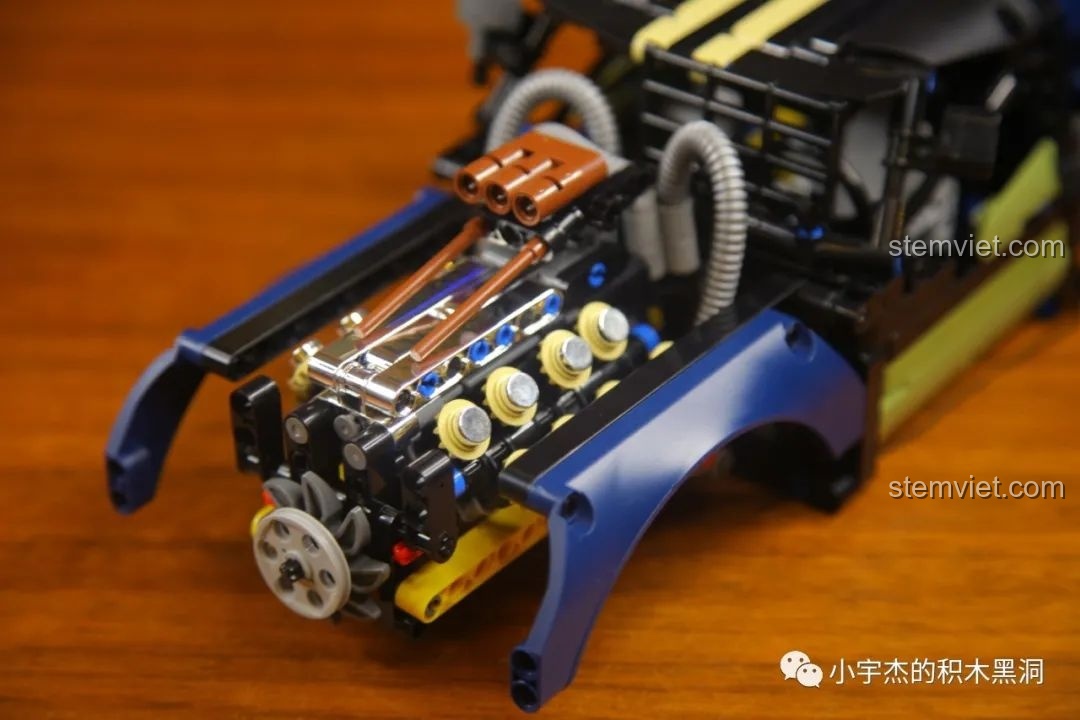 Các mảnh ghép của túi số 4 được phân loại vào hộp nhỏ, chuẩn bị cho quá trình lắp ráp Mould King 18006 Xe Tải Kéo Nổi Loạn Hậu Tận Thế.