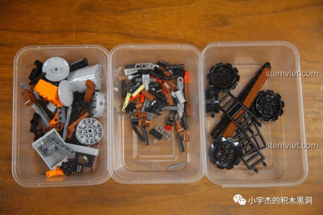 Mô hình Mould King 18006 Xe Tải Kéo Nổi Loạn Hậu Tận Thế đã hoàn thiện phần thân và cần cẩu, sẵn sàng lắp bánh.