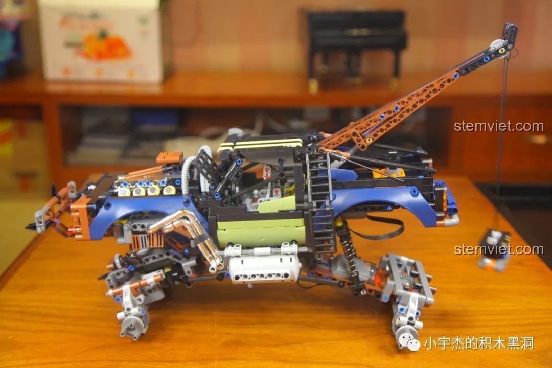 Mô hình Mould King 18006 Xe Tải Kéo Nổi Loạn Hậu Tận Thế đã hoàn thiện phần thân và cần cẩu, sẵn sàng lắp bánh.