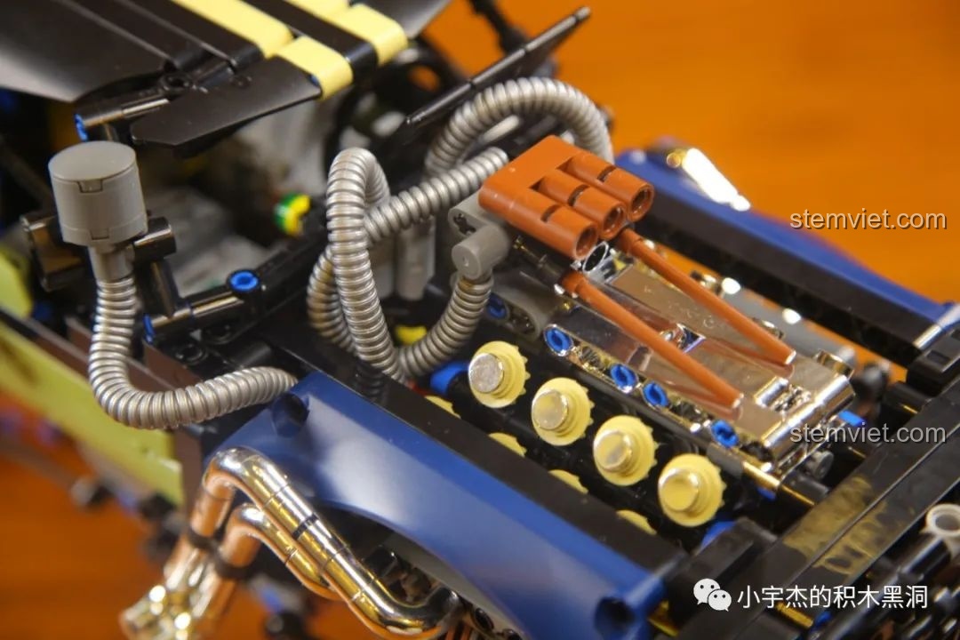 Cận cảnh phần thân xe Mould King 18006 Xe Tải Kéo Nổi Loạn Hậu Tận Thế từ góc nghiêng, chi tiết cửa.