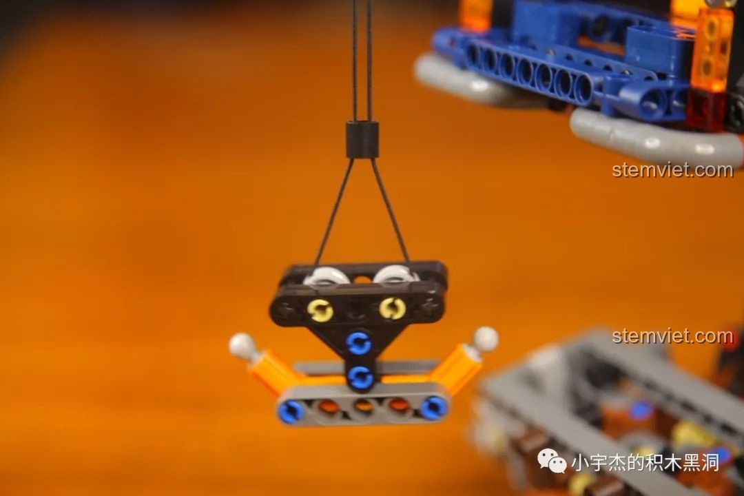 Cận cảnh hệ thống treo phía sau của Mould King 18006 Xe Tải Kéo Nổi Loạn Hậu Tận Thế, với lò xo và giảm xóc.