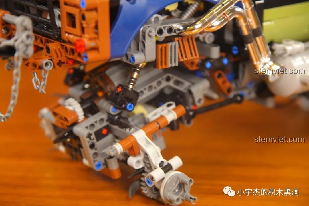 Mô hình Mould King 18006 Xe Tải Kéo Nổi Loạn Hậu Tận Thế đã hoàn thiện, nhìn từ góc nghiêng, mạnh mẽ và cân đối.