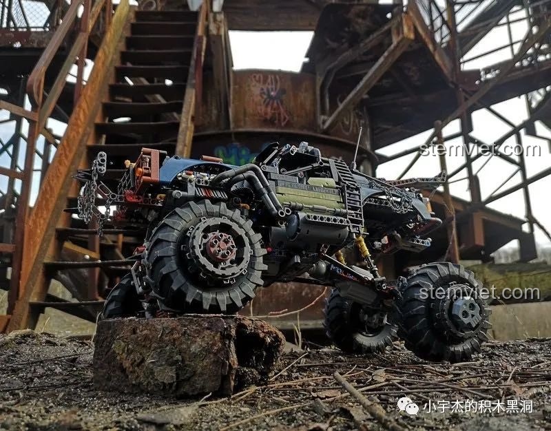 Mô hình Mould King 18006 Xe Tải Kéo Nổi Loạn Hậu Tận Thế đã hoàn thiện, với cần cẩu hạ thấp, thể hiện sự linh hoạt.