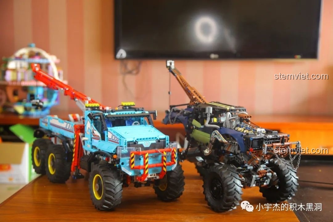 So sánh mô hình Mould King 18006 Xe Tải Kéo Nổi Loạn Hậu Tận Thế với một chiếc xe tải khác từ góc nghiêng.