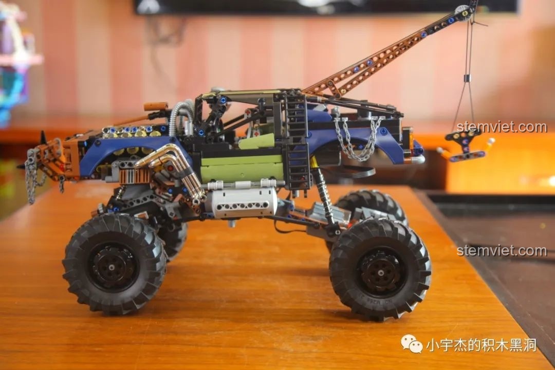 Mô hình Mould King 18006 Xe Tải Kéo Nổi Loạn Hậu Tận Thế đã hoàn thiện, nhìn từ góc nghiêng, mạnh mẽ và cân đối.