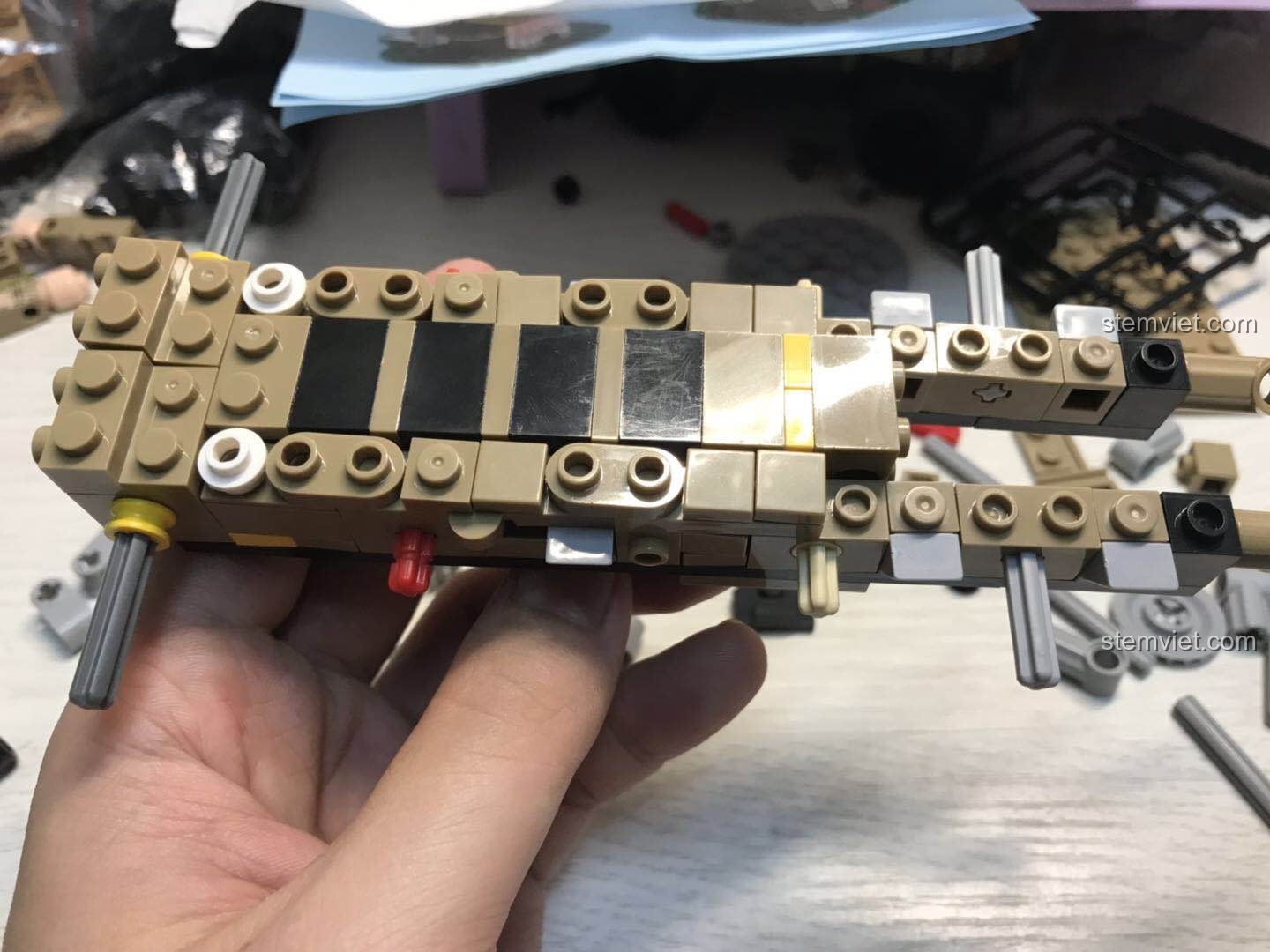 Chi tiết khung gầm xe tăng M1A2 của Panlos Brick 621020 đang lắp dở, cho thấy các mảnh ghép 1x3, 1x4. Nhận xét Panlos Brick 621020 Xe tăng chiến đấu chủ lực M1A2 biến hình Robot 2 trong 1.