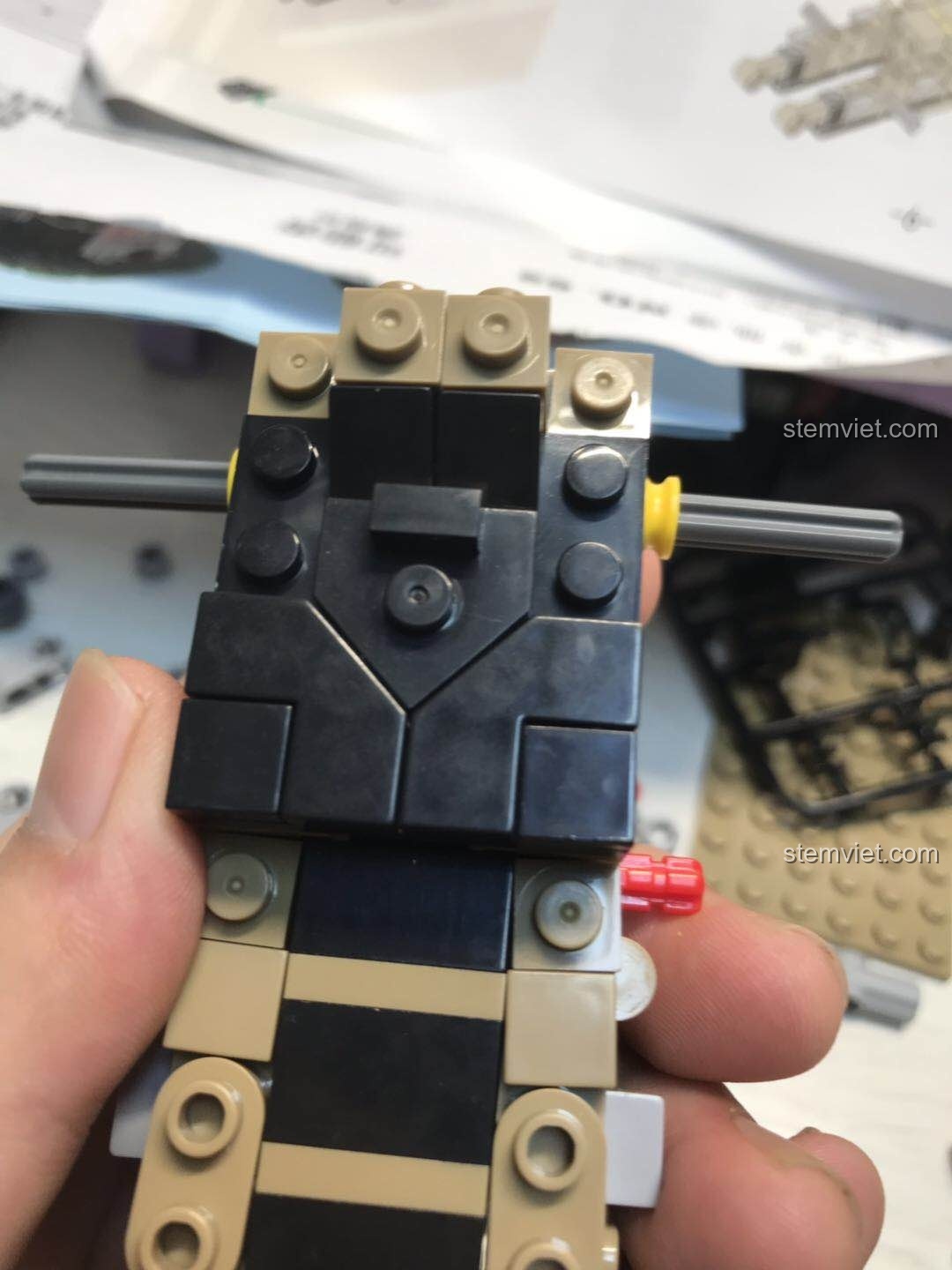 Cận cảnh một chi tiết khớp nối trong bộ lắp ghép Panlos Brick 621020 xe tăng M1A2, minh họa thiết kế. Trải nghiệm Panlos Brick 621020 Mô hình xe tăng M1A2.