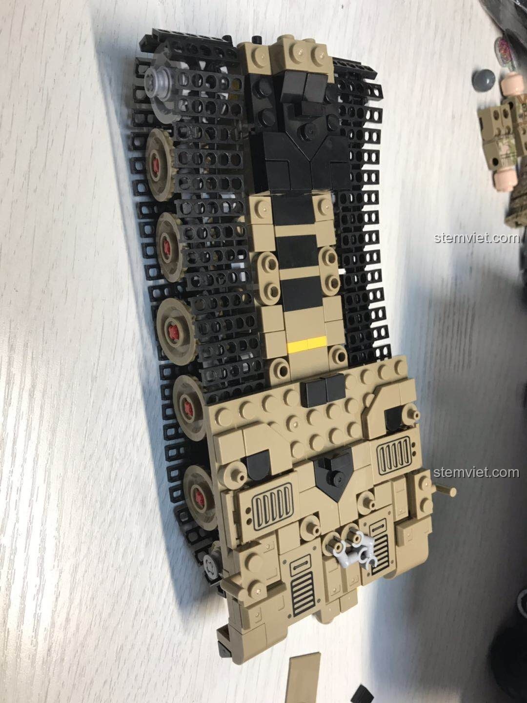 Khung gầm xe tăng M1A2 Panlos Brick 621020 nhìn từ trên xuống, cho thấy các mảnh ghép và tổng thể. Trải nghiệm Panlos Brick 621020 Mô hình xe tăng M1A2.