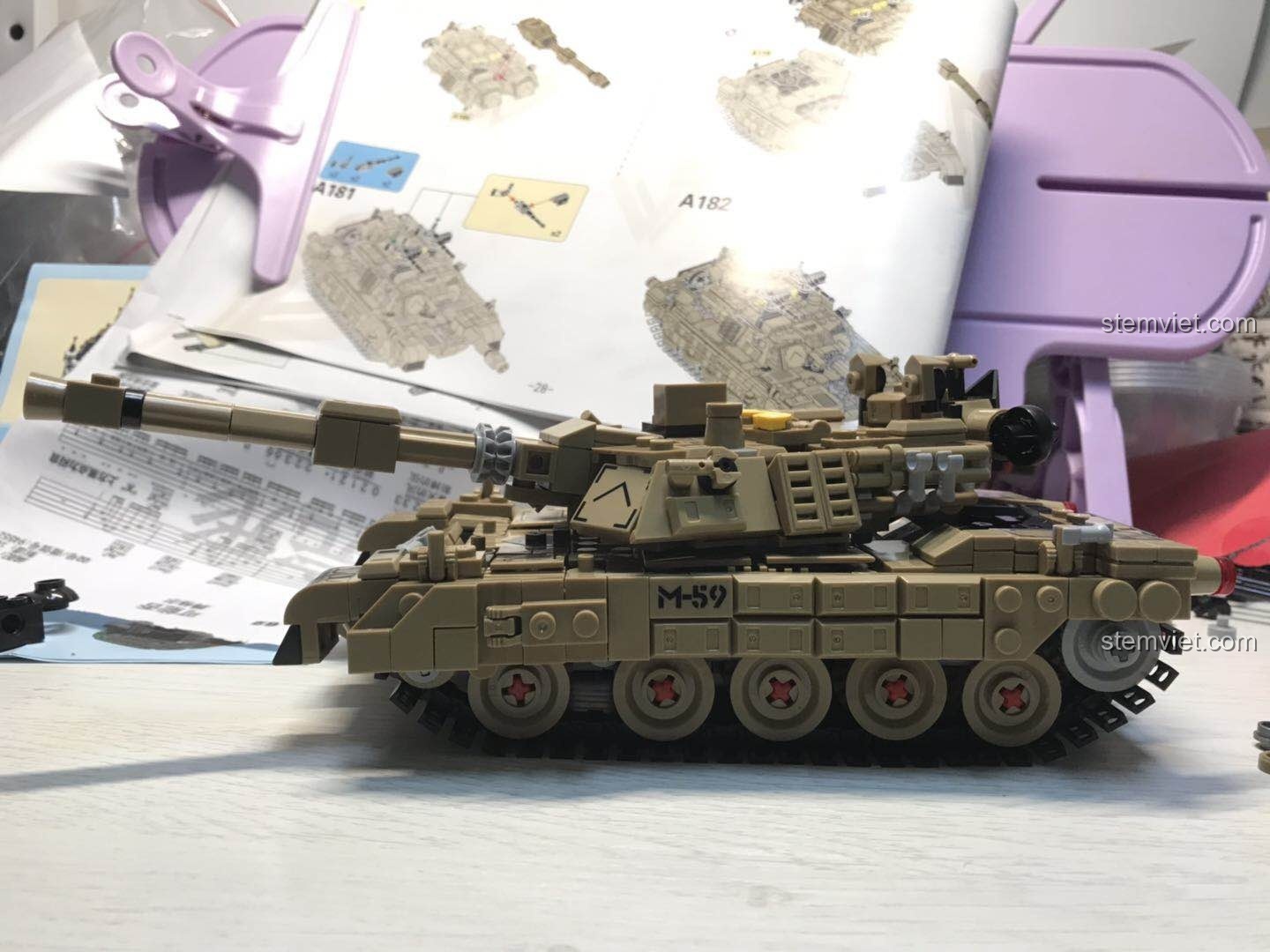 Mô hình xe tăng chiến đấu chủ lực M1A2 của Panlos Brick 621020 đã hoàn thành, nhìn từ góc nghiêng. Trải nghiệm Panlos Brick 621020 Mô hình xe tăng M1A2.