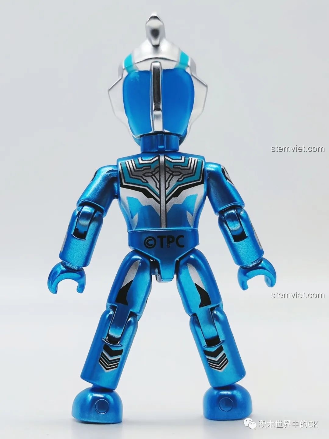 Mặt sau của mô hình Fuma Ultraman 75026-3, cho thấy logo TPC và chi tiết giáp. Nhận xét QMAN 026 Ultraman Thế hệ Reiwa.