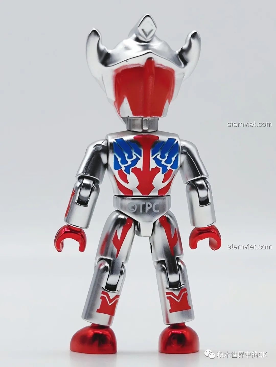 Mặt sau của mô hình Taiga Ultraman 75026-1, cho thấy logo TPC và chi tiết giáp. Nhận xét QMAN 026 Ultraman Thế hệ Reiwa.