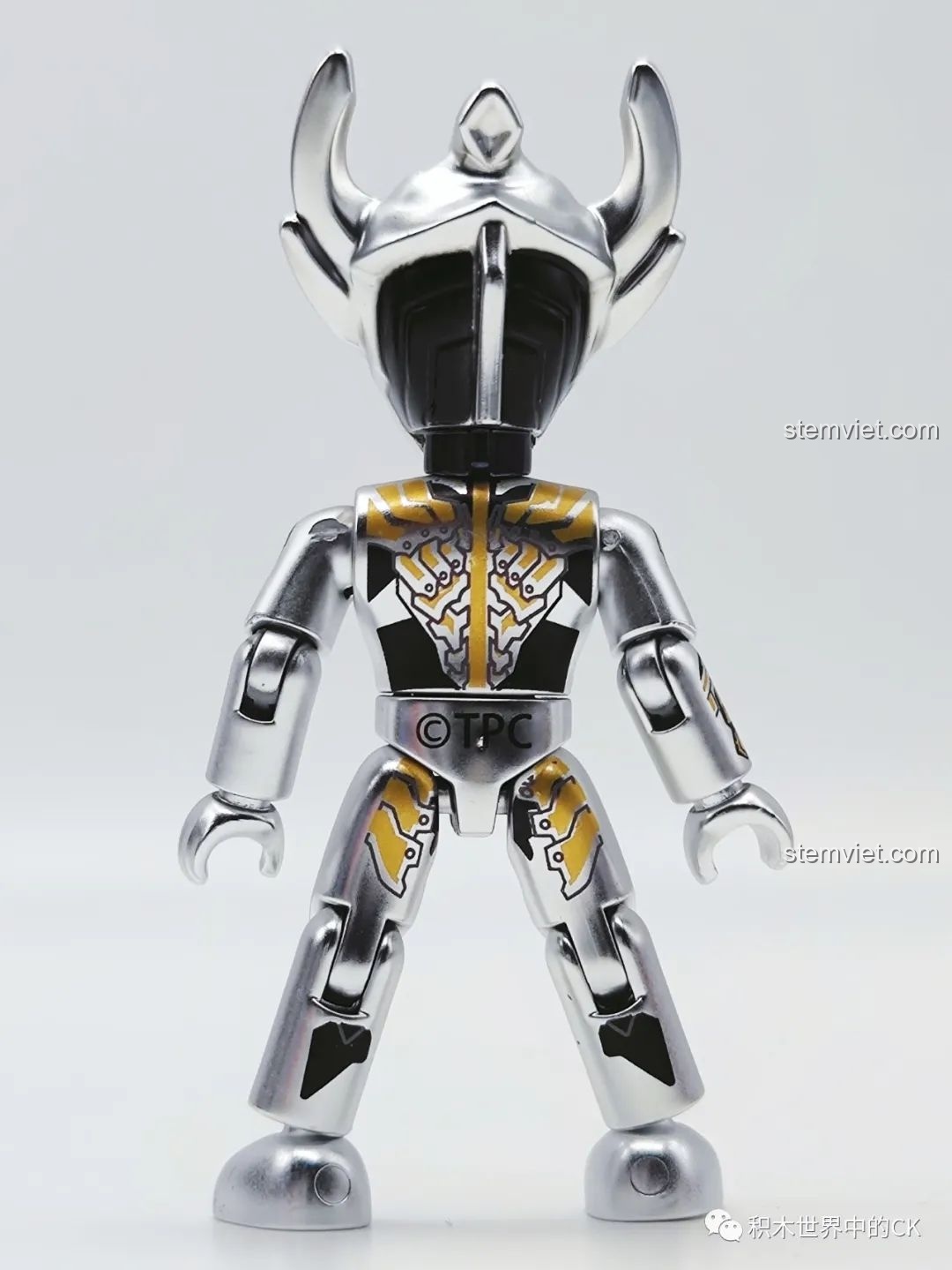 Mặt sau của mô hình Taiga Ultraman Yu Kun Form 75026-10, cho thấy logo TPC và chi tiết giáp. Nhận xét QMAN 026 Ultraman Thế hệ Reiwa.