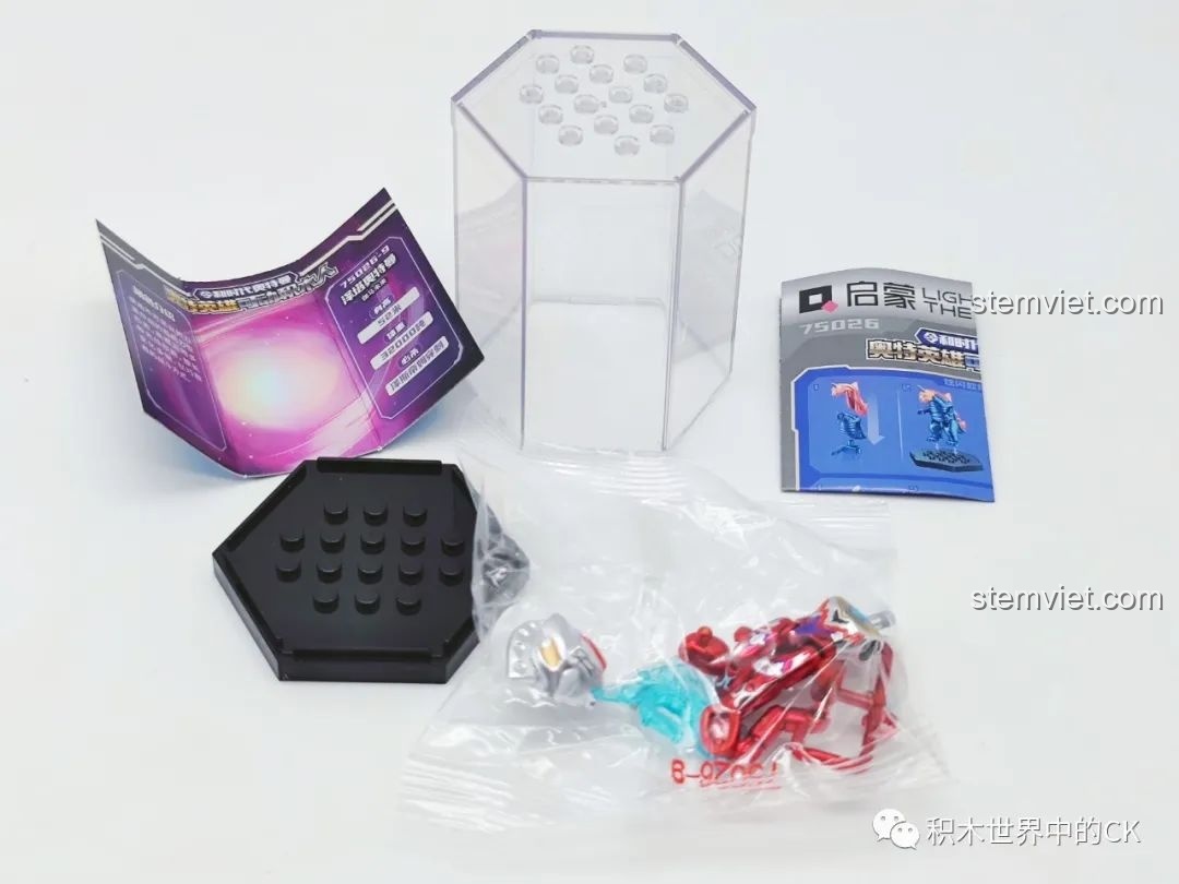 Các thành phần bên trong hộp mô hình Ultraman 75026: đế trưng bày, hướng dẫn, túi chứa các mảnh ghép. Nhận xét QMAN 026 Ultraman Thế hệ Reiwa.