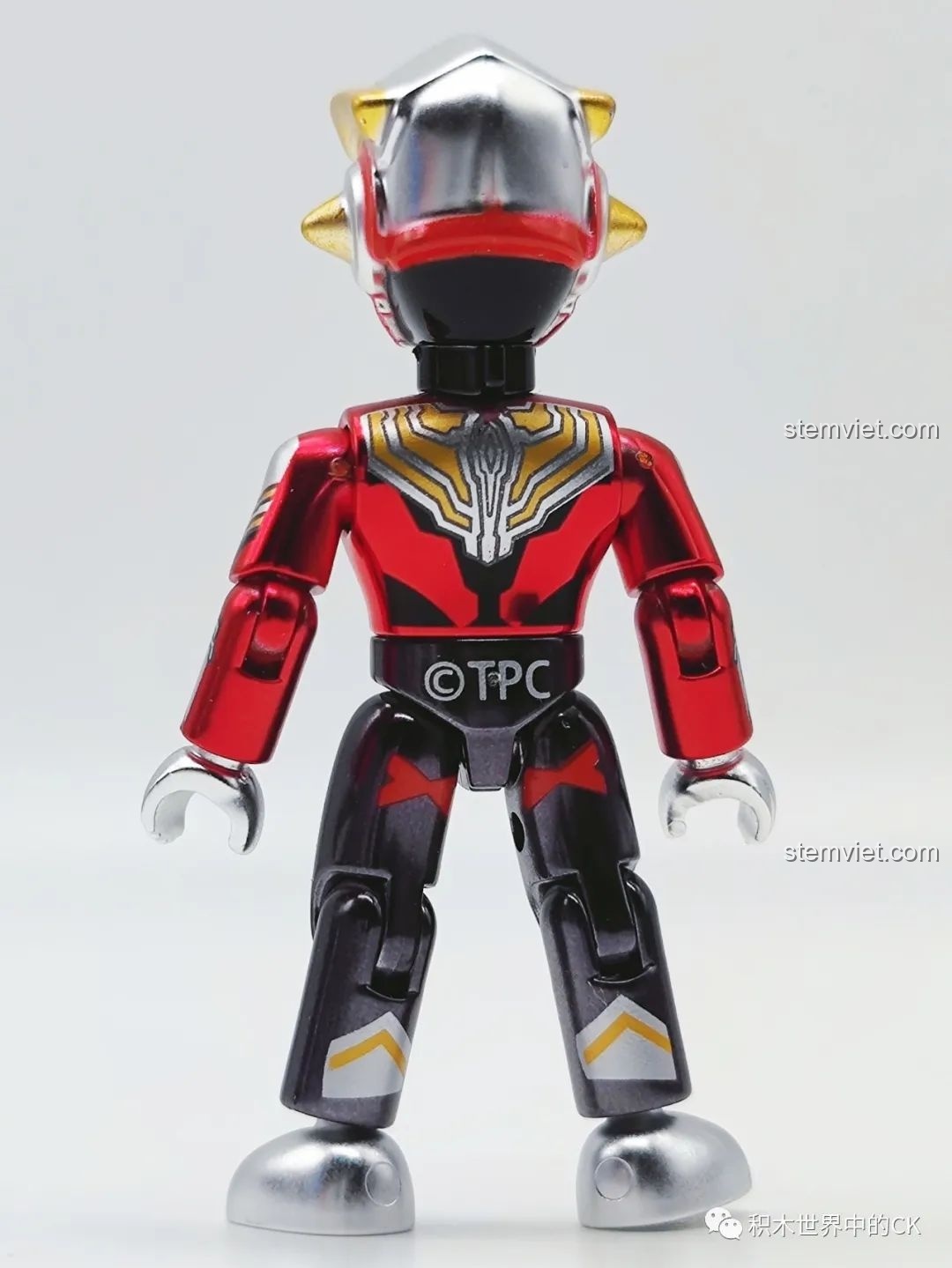 Mặt sau của mô hình Titas Ultraman 75026-2, cho thấy logo TPC và chi tiết giáp. Nhận xét QMAN 026 Ultraman Thế hệ Reiwa.