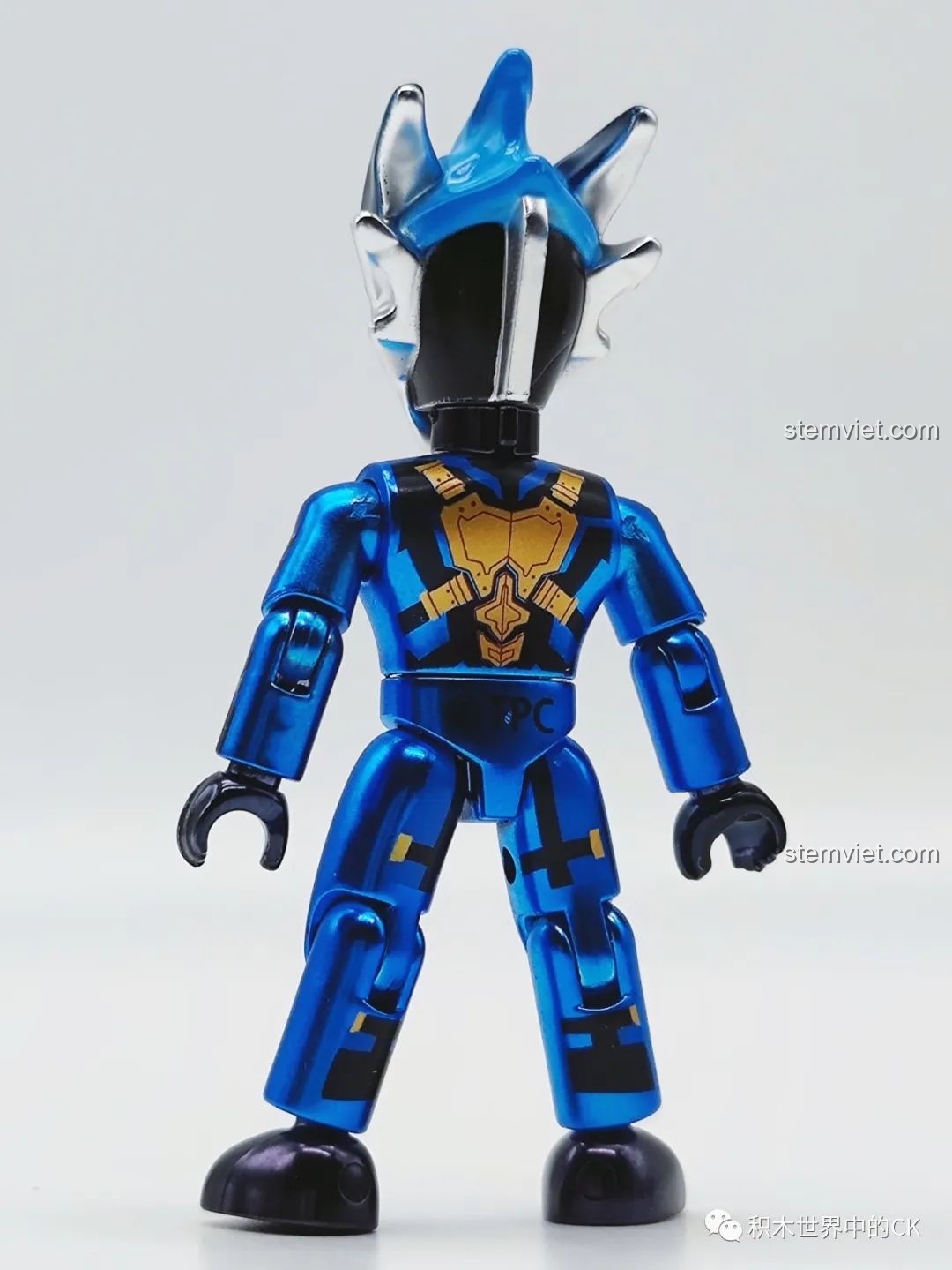 Mặt sau của mô hình Torregia Ultraman 75026-12, cho thấy các chi tiết giáp và khớp nối linh hoạt. Nhận xét QMAN 026 Ultraman Thế hệ Reiwa.