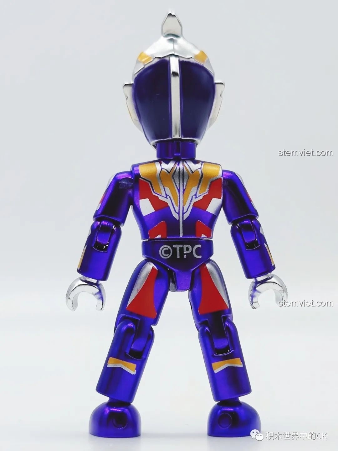 Mặt sau của mô hình Triga Ultraman Composite Type 75026-6, cho thấy logo TPC và chi tiết giáp. Nhận xét QMAN 026 Ultraman Thế hệ Reiwa.