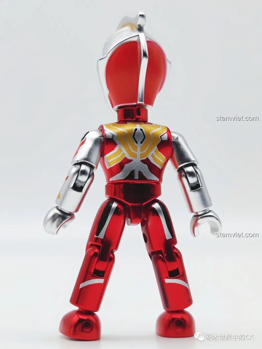 Mặt sau của mô hình Triga Ultraman Power Type 75026-7, cho thấy chi tiết giáp và khớp nối. Nhận xét QMAN 026 Ultraman Thế hệ Reiwa.